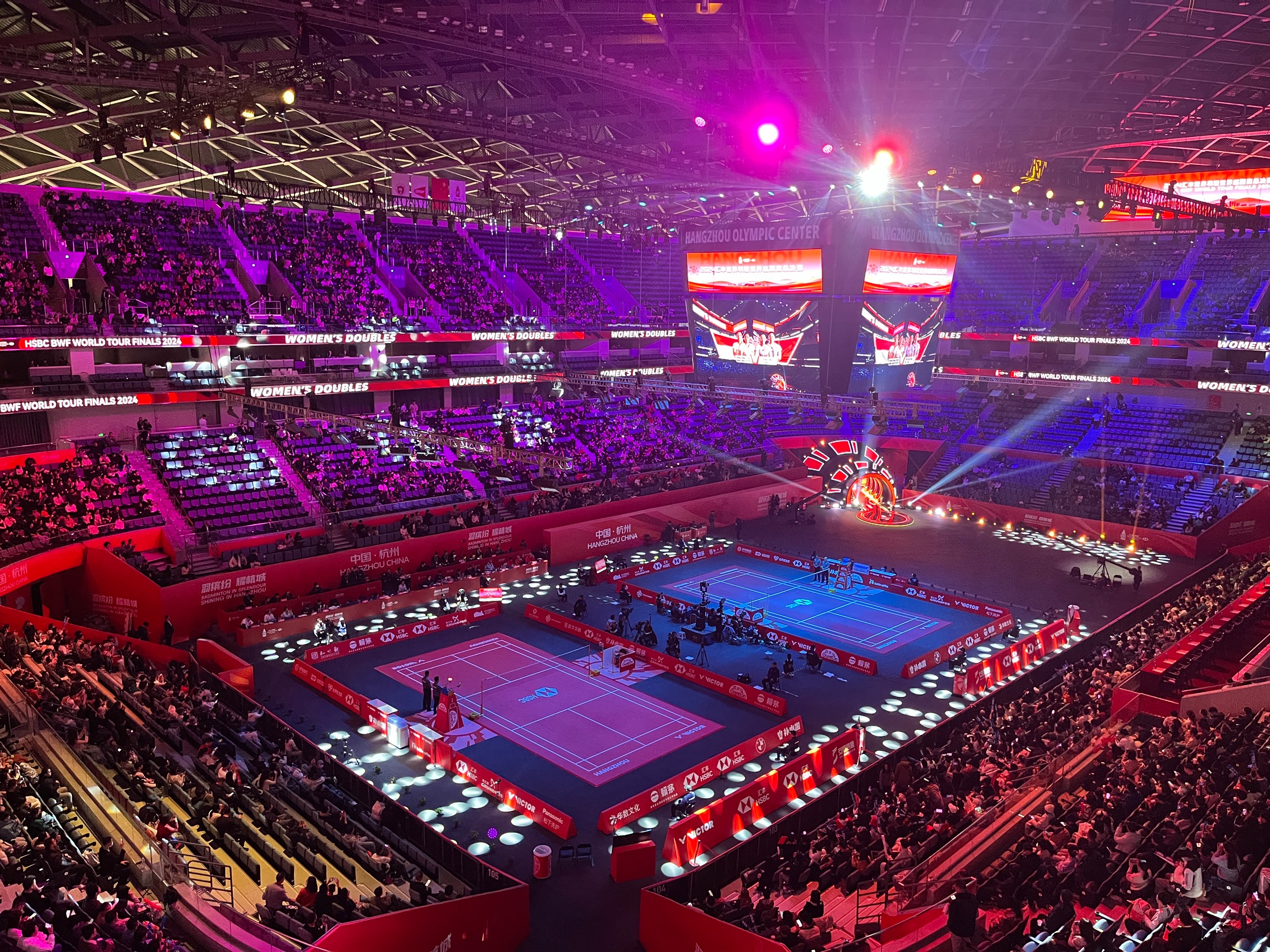 现场气氛热烈，球场上的奇迹让人动容