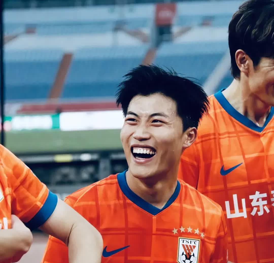 海港场边指挥情绪激动，莱比锡队员怒摔水瓶的简单介绍